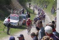 le peloton passe a une allure folle