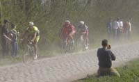Jimmy passe dans le 2ème peloton, géné par une chute.